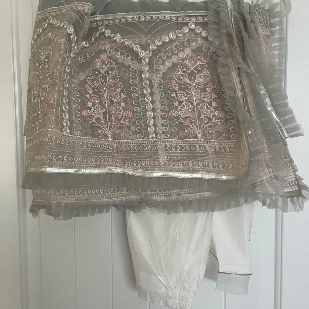 Pakistani Suit size Medium - Picture 4 of 4